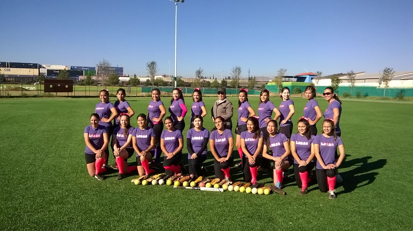 Alumnas de la paraescolar de softbol se unieron también a la lucha contra el Cáncer de Mama 