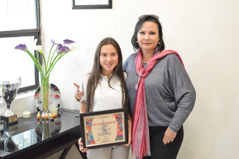 Reconocen desempeño de alumna Esmeralda Ortiz Castañón en concurso de oratoria 