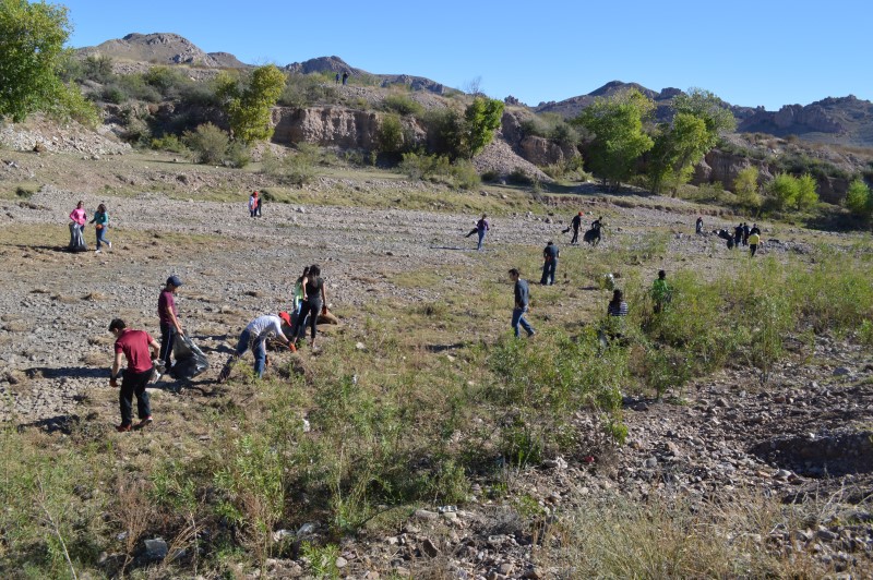 Participan alumnos en Mega destilichadero 2015, limpian el Río Sacramento 